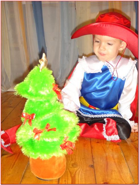 Фото с сайта https://serpantinidey.ru/Новогодний праздник для детей, мушкетер, елочка